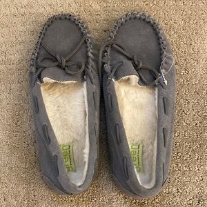 Gray moccasins size 8.5 US good condition and will be cleaned faux fur